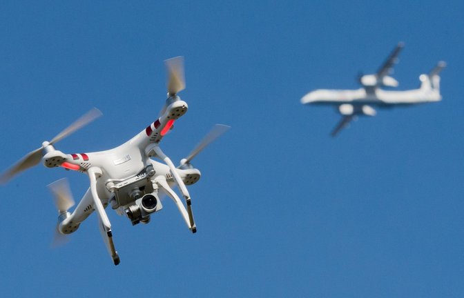 Gefahr durch Drohnen über Mallorca (Symbolbild/Archiv).<span class='image-autor'>Foto: Julian Stratenschulte/dpa</span>