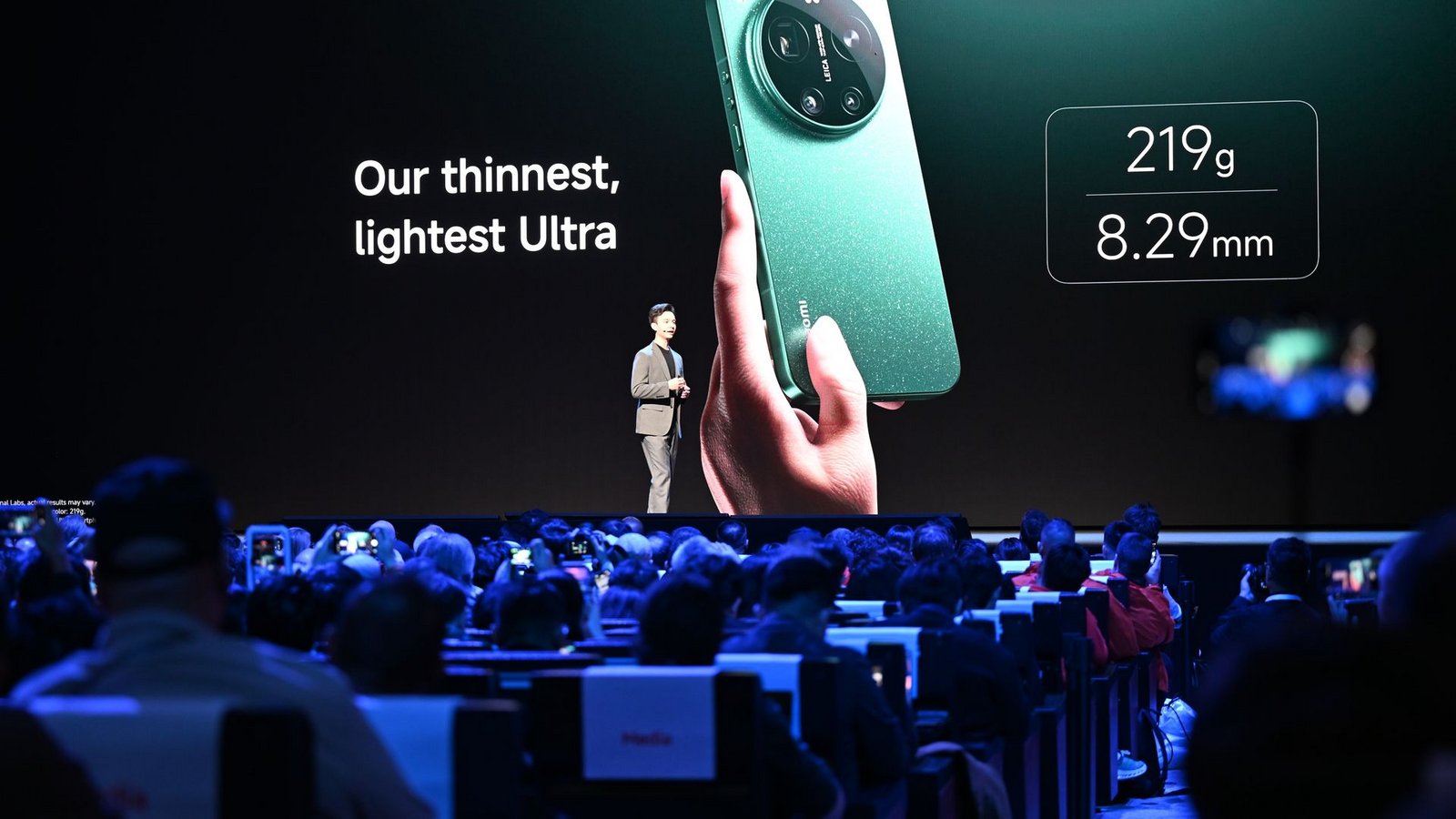 Das neue Xiaomi-Smartphone kostet in etwa so viel wie das iPhone von Apple.Foto: Wolf von Dewitz/dpa