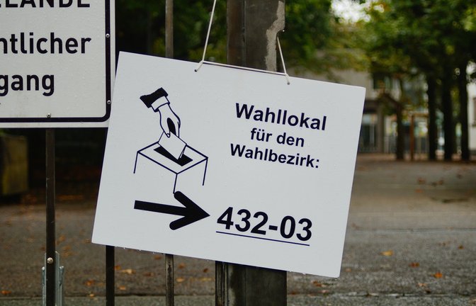 Im Wahllokal dürfen die Unterlagen nicht abgegeben werden.<span class='image-autor'>Foto: Wirestock Creators / shutterstock.com</span>