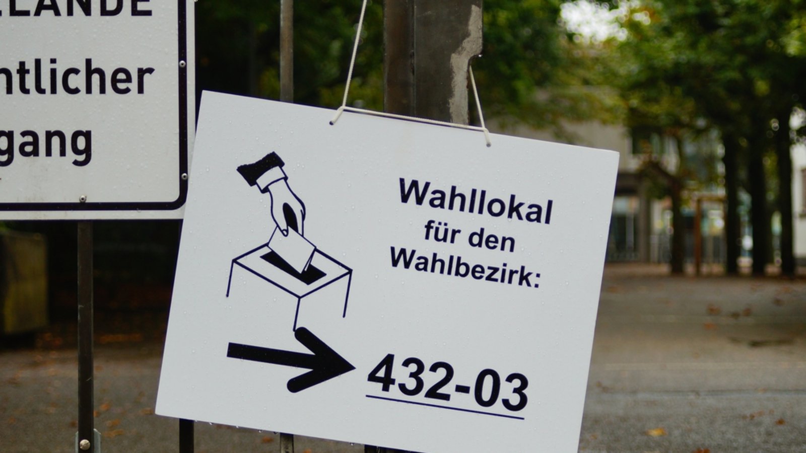 Im Wahllokal dürfen die Unterlagen nicht abgegeben werden.Foto: Wirestock Creators / shutterstock.com Im Wahllokal dürfen die Unterlagen nicht abgegeben werden.Foto: Wirestock Creators / shutterstock.com