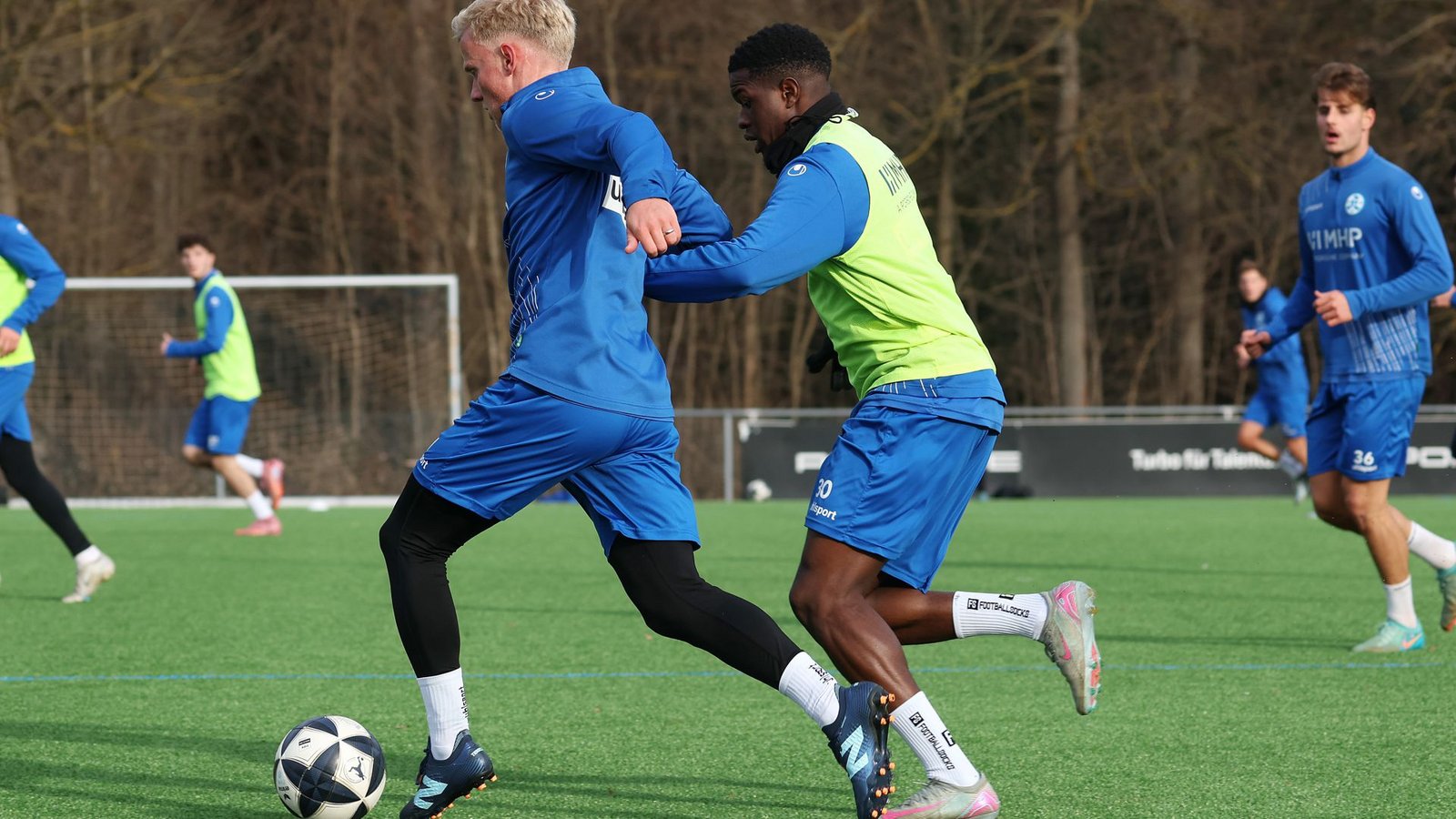 Per Lockl (li.) im Duell mit Abdoulie Mboob.Foto: Baumann/Julia Rahn Per Lockl (li.) im Duell mit Abdoulie Mboob.Foto: Baumann/Julia Rahn