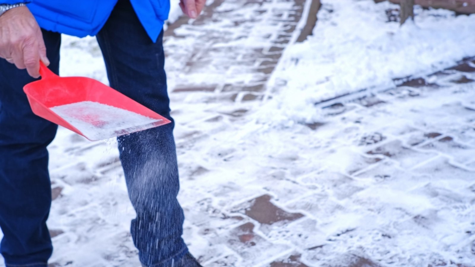 Streusalz ist in vielen Städten für die private Nutzung verboten. Warum das so ist und welche Alternativen erlaubt sind, erfahren Sie hier.Foto: moomin201 / Shutterstock.com Streusalz ist in vielen Städten für die private Nutzung verboten. Warum das so ist und welche Alternativen erlaubt sind, erfahren Sie hier.Foto: moomin201 / Shutterstock.com