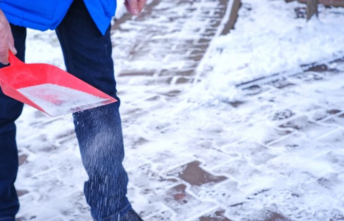 Streusalz ist in vielen Städten für die private Nutzung verboten. Warum das so ist und welche Alternativen erlaubt sind, erfahren Sie hier.<span class='image-autor'>Foto: moomin201 / Shutterstock.com</span>