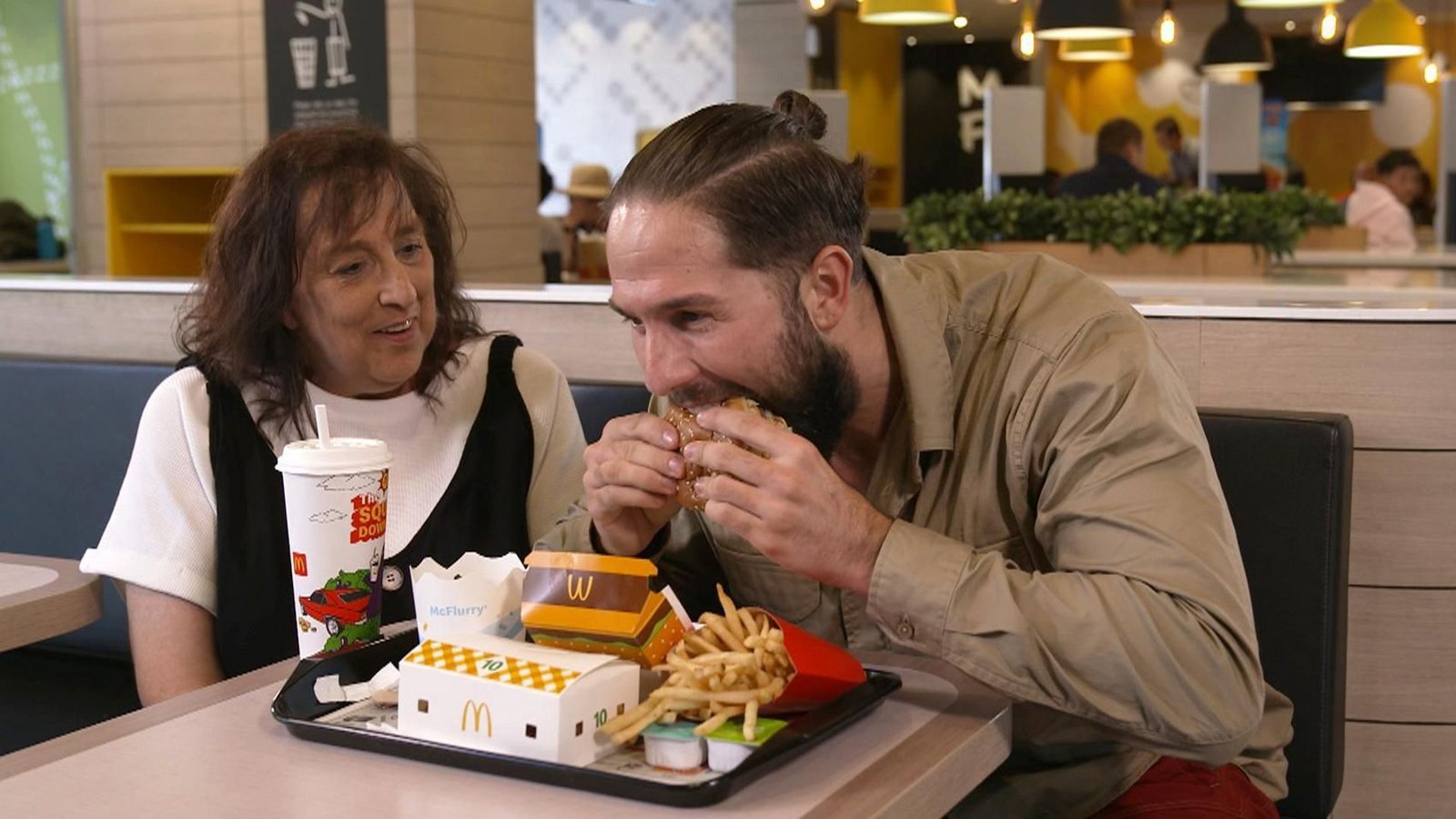 Beim Wiedersehen mit seiner Mutter und einem Hamburger sieht die Welt wieder anders aus.Foto: RTL/Folge 18_016