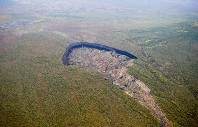 Der Batagaika-Megaslump, wie der Krater  auch genannt wird,  ist eine  Thermokarst-Vertiefung von rund einem Kilometer Länge und etwa 100 Metern Tiefe in der nordostsibirischen Taiga.<span class='image-autor'>Foto: AP/dpa/Uncredited</span>