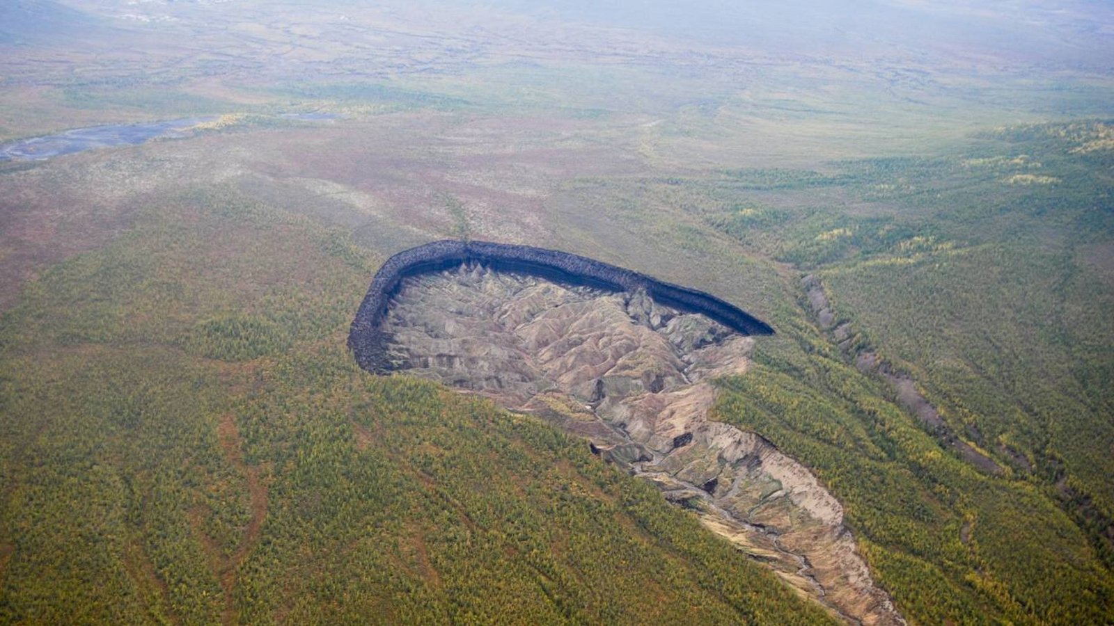 Der Batagaika-Megaslump, wie der Krater auch genannt wird, ist eine Thermokarst-Vertiefung von rund einem Kilometer Länge und etwa 100 Metern Tiefe in der nordostsibirischen Taiga.Foto: AP/dpa/Uncredited Der Batagaika-Megaslump, wie der Krater auch genannt wird, ist eine Thermokarst-Vertiefung von rund einem Kilometer Länge und etwa 100 Metern Tiefe in der nordostsibirischen Taiga.Foto: AP/dpa/Uncredited