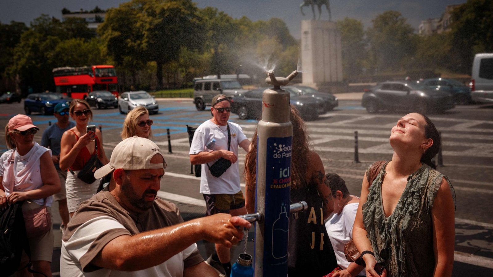 Während einer Hitzewelle in Paris suchen Menschen an einem Nebelbrunnen auf der Place du Trocadéro Abkühlung.Foto: Dimitar Dilkoff/AFP/dpa Während einer Hitzewelle in Paris suchen Menschen an einem Nebelbrunnen auf der Place du Trocadéro Abkühlung.Foto: Dimitar Dilkoff/AFP/dpa
