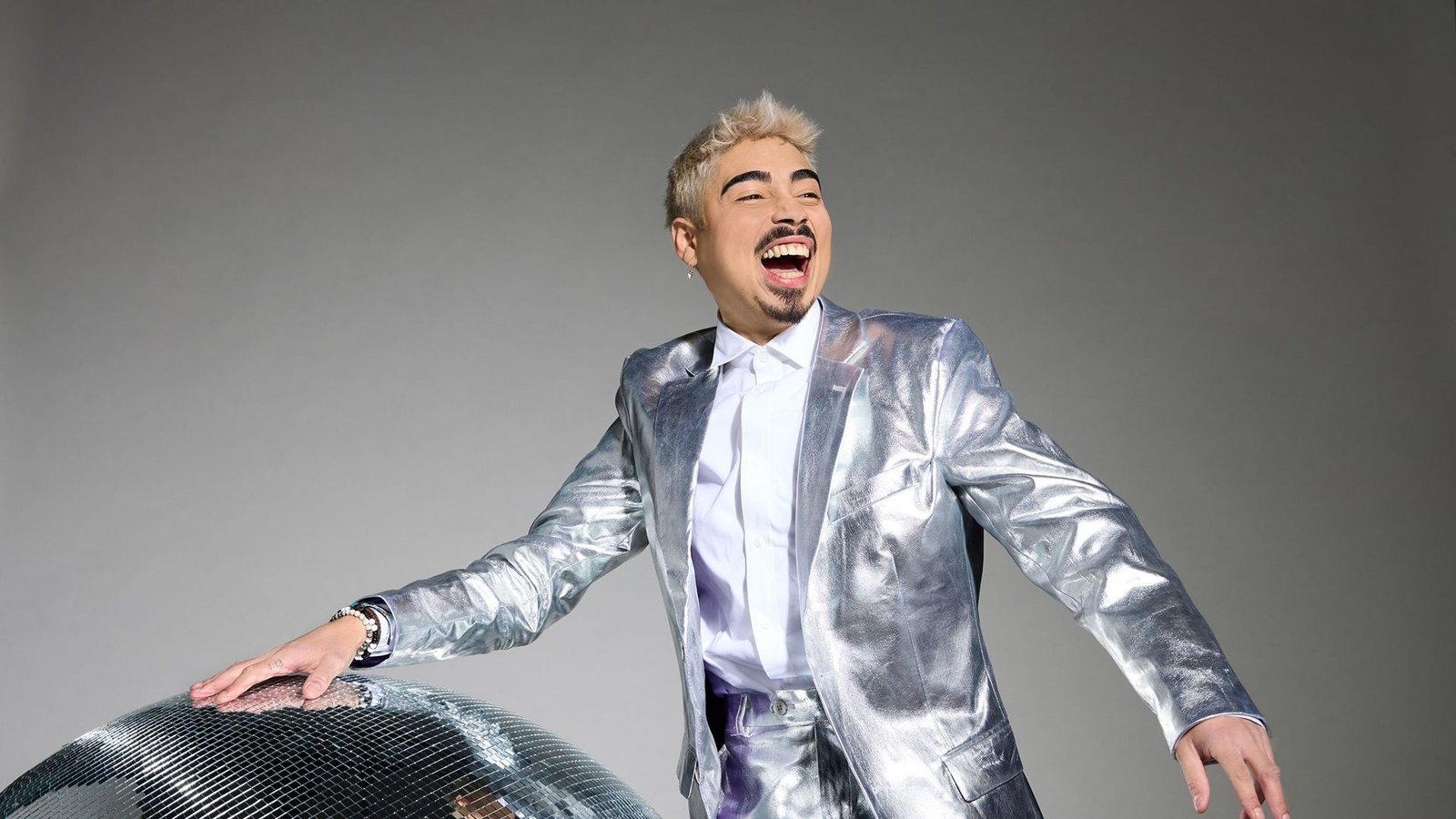 Comedian Tony Bauer (28) leidet unter dem Kurzdarmsyndrom und ist auf die regelmäßige Zufuhr von Nährstoffen angewiesen.Foto: RTL / Arya Shirazi/Porträts