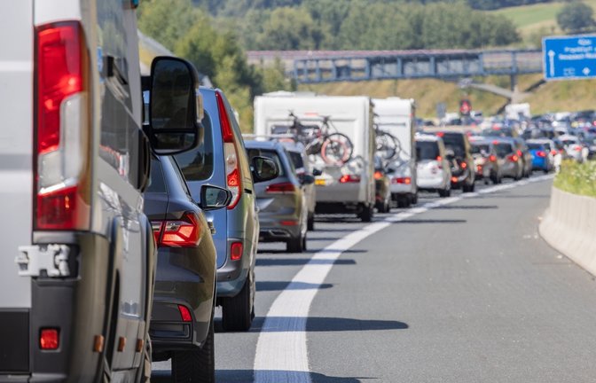 Am 30. Mai wird die Brennerautobahn aufgrund einer Demonstration vollständig gesperrt. Reisende müssen mit massiven Verkehrsbehinderungen rechnen. Alle Details zu Sperrungen und Umfahrungen.<span class='image-autor'>Foto: Canetti / Shutterstock.com</span>
