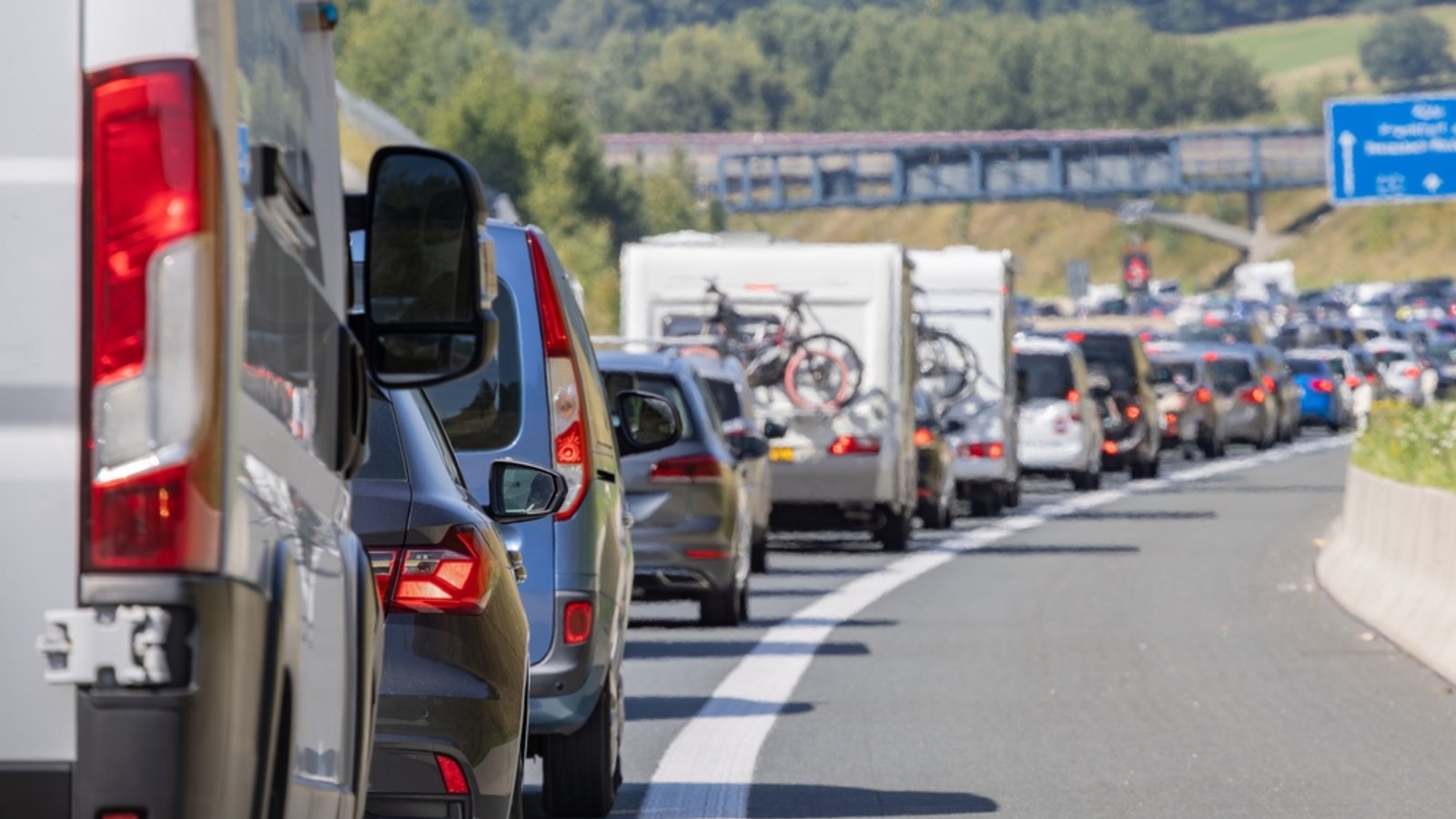 Am 30. Mai wird die Brennerautobahn aufgrund einer Demonstration vollständig gesperrt. Reisende müssen mit massiven Verkehrsbehinderungen rechnen. Alle Details zu Sperrungen und Umfahrungen.Foto: Canetti / Shutterstock.com