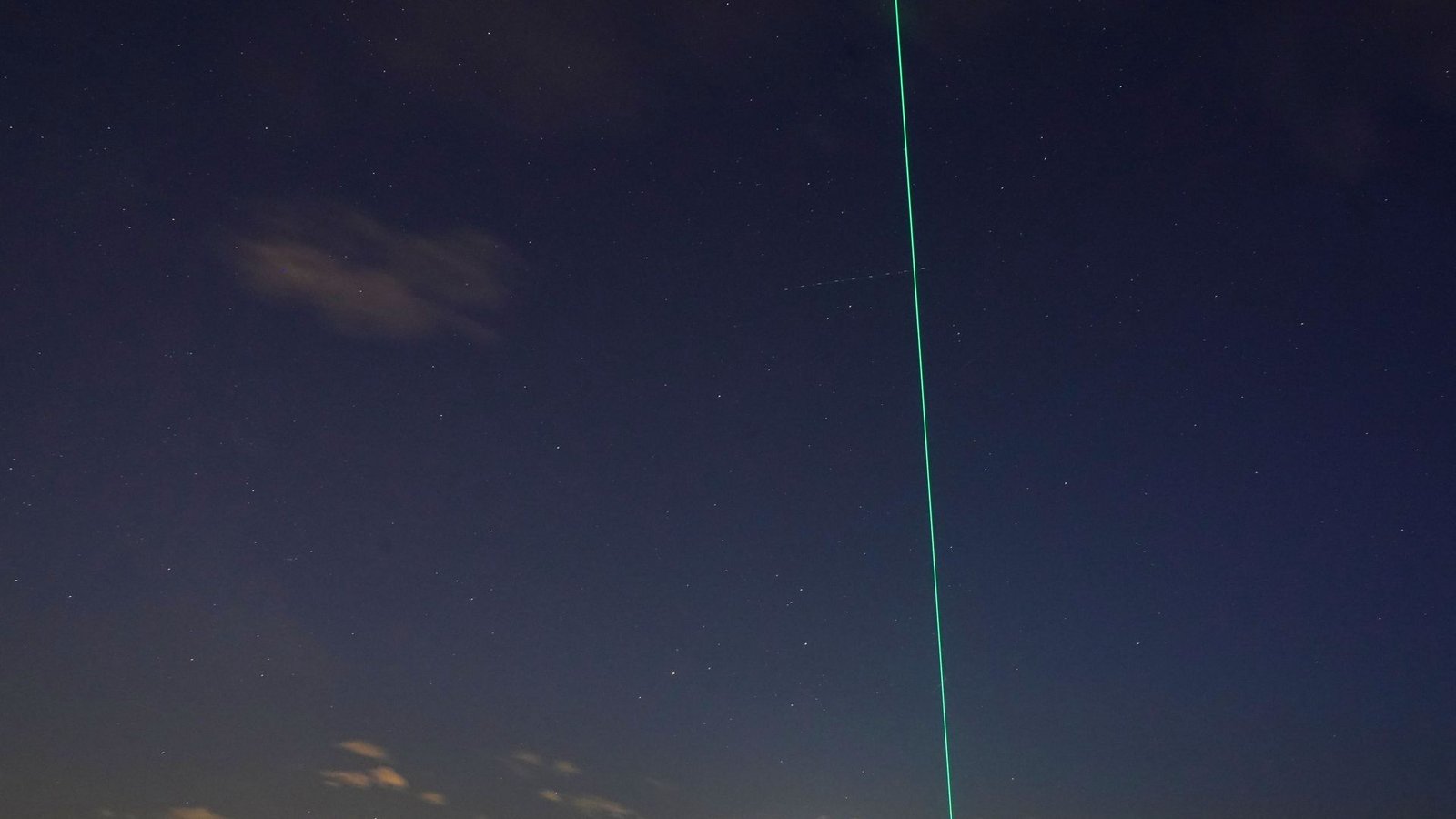 Der Strahl am Himmel dürfte wohl kaum jemandem entgangen sein, der noch zur späten Stunde im Freien war.Foto: Andreas Rosar Fotoagentur-Stuttg/Andreas Rosar Fotoagentur-Stuttg Der Strahl am Himmel dürfte wohl kaum jemandem entgangen sein, der noch zur späten Stunde im Freien war.Foto: Andreas Rosar Fotoagentur-Stuttg/Andreas Rosar Fotoagentur-Stuttg