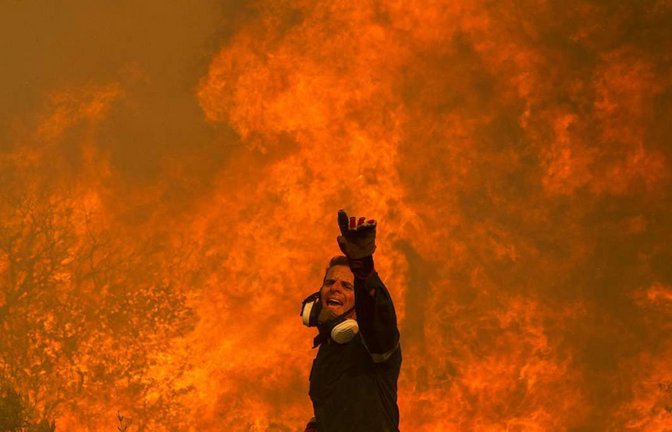 August 2023, Griechenland: Ein Feuerwehrmann kämpft in dem Dorf Hasia in der Nähe von Athen gegen einen Waldbrand.<span class='image-autor'>Foto: XinHua/dpa/Marios Lolos</span>