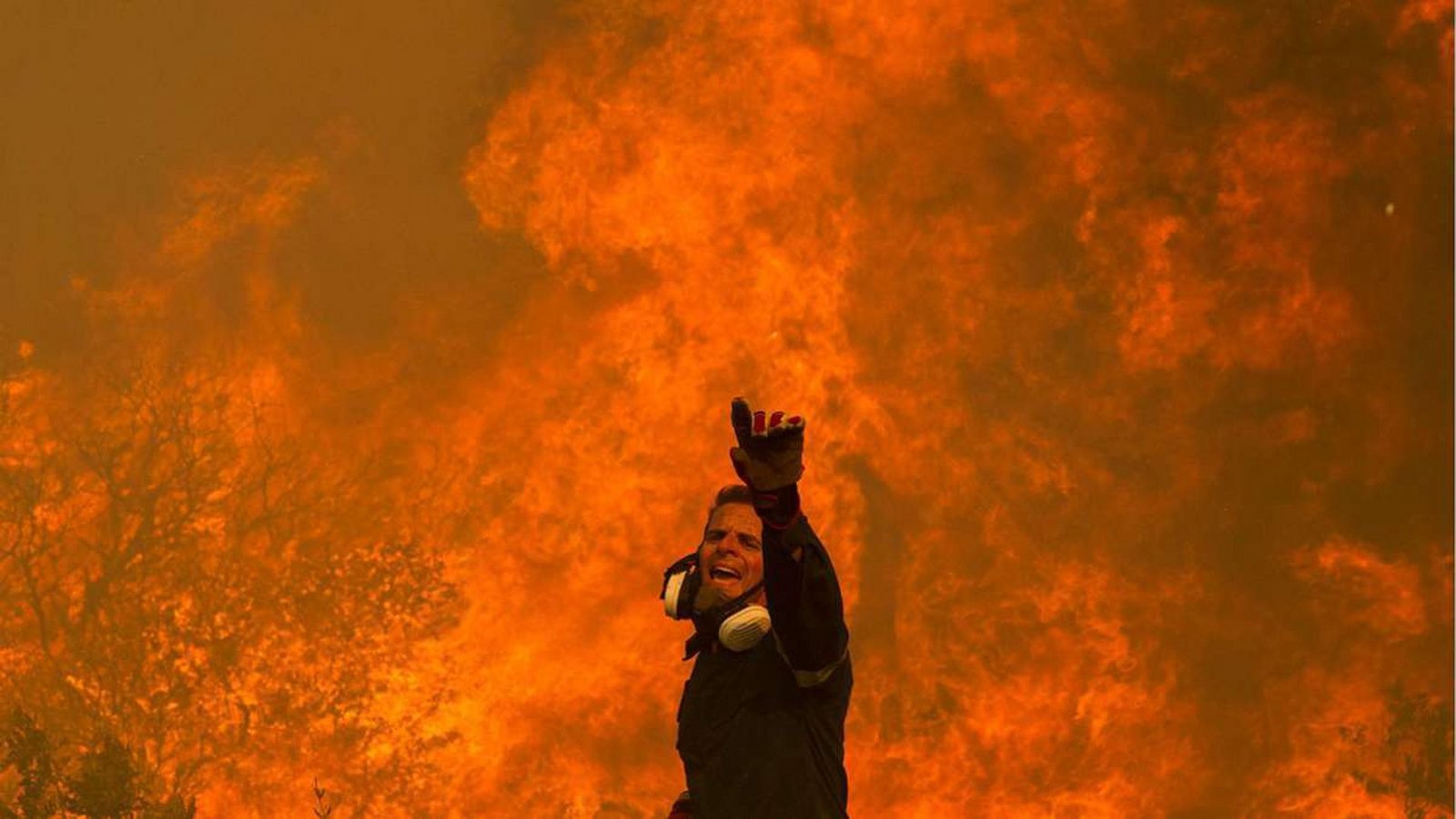 August 2023, Griechenland: Ein Feuerwehrmann kämpft in dem Dorf Hasia in der Nähe von Athen gegen einen Waldbrand.Foto: XinHua/dpa/Marios Lolos