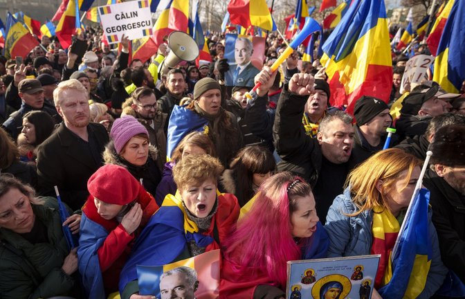 Demonstranten protestierten gegen die Entscheidung, die der ersten Runde der Präsidentenwahl zu annullieren.<span class='image-autor'>Foto: dpa/Vadim Ghirda</span>
