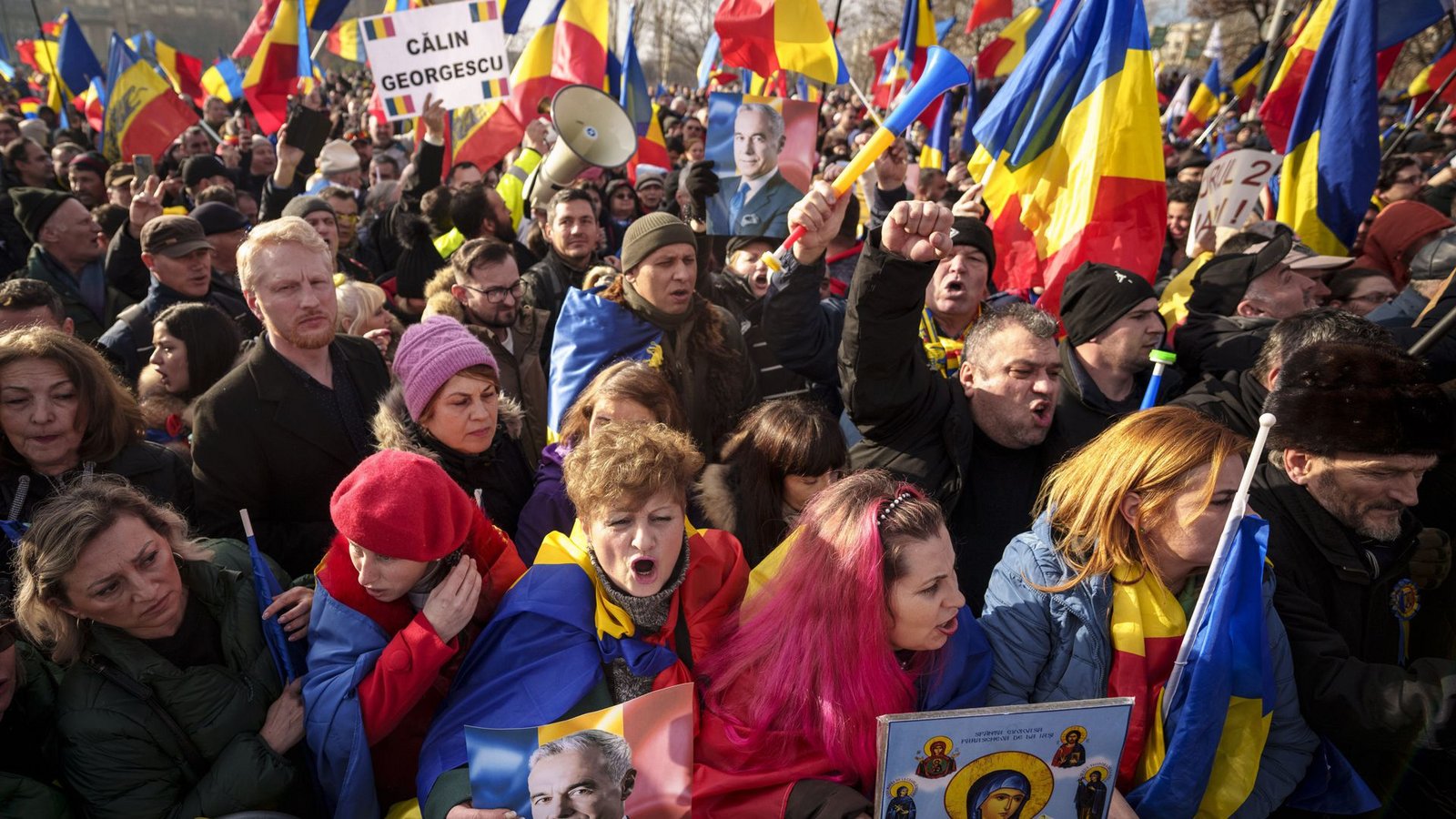 Demonstranten protestierten gegen die Entscheidung, die der ersten Runde der Präsidentenwahl zu annullieren.Foto: dpa/Vadim Ghirda Demonstranten protestierten gegen die Entscheidung, die der ersten Runde der Präsidentenwahl zu annullieren.Foto: dpa/Vadim Ghirda