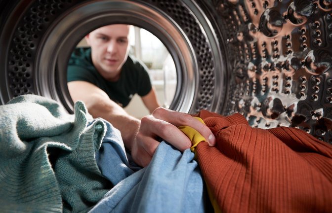 Die meisten Menschen stellen nur selten oder nie das Sparprogramm an der Waschmaschine ein.<span class='image-autor'>Foto: imago images//Monkey Business 2</span>