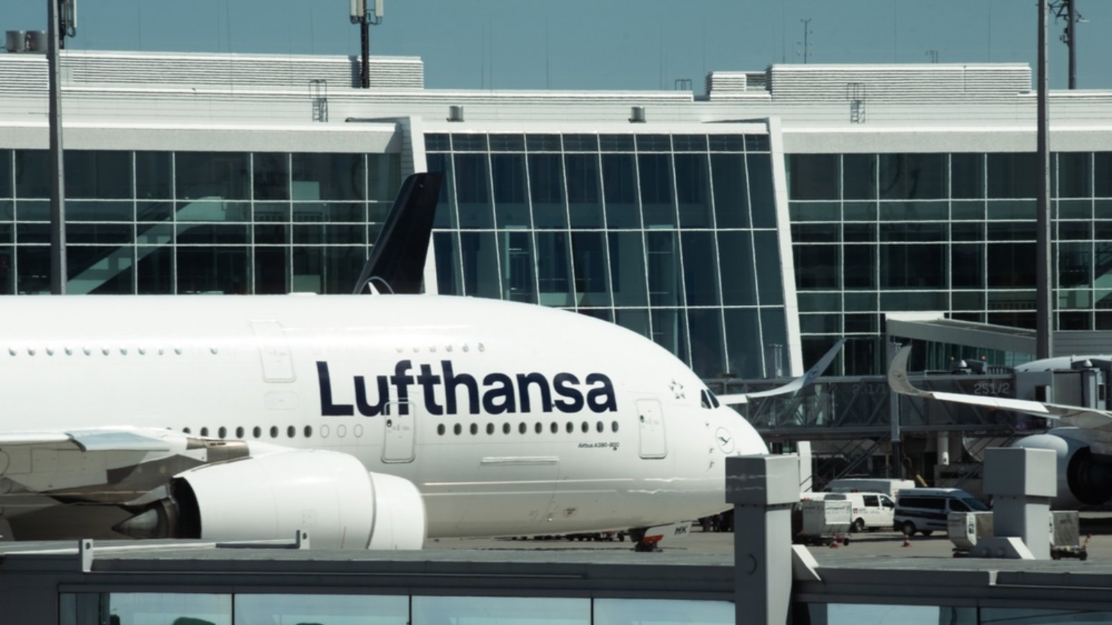 Erfahren Sie, warum die Piloten der Lufthansa streiken, welche Forderungen im Raum stehen und wie sich der Arbeitskampf auf den Flugverkehr auswirkt.Foto: alexanderon / Shutterstock.com Erfahren Sie, warum die Piloten der Lufthansa streiken, welche Forderungen im Raum stehen und wie sich der Arbeitskampf auf den Flugverkehr auswirkt.Foto: alexanderon / Shutterstock.com