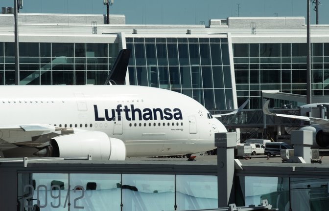 Erfahren Sie, warum die Piloten der Lufthansa streiken, welche Forderungen im Raum stehen und wie sich der Arbeitskampf auf den Flugverkehr auswirkt.<span class='image-autor'>Foto: alexanderon / Shutterstock.com</span>