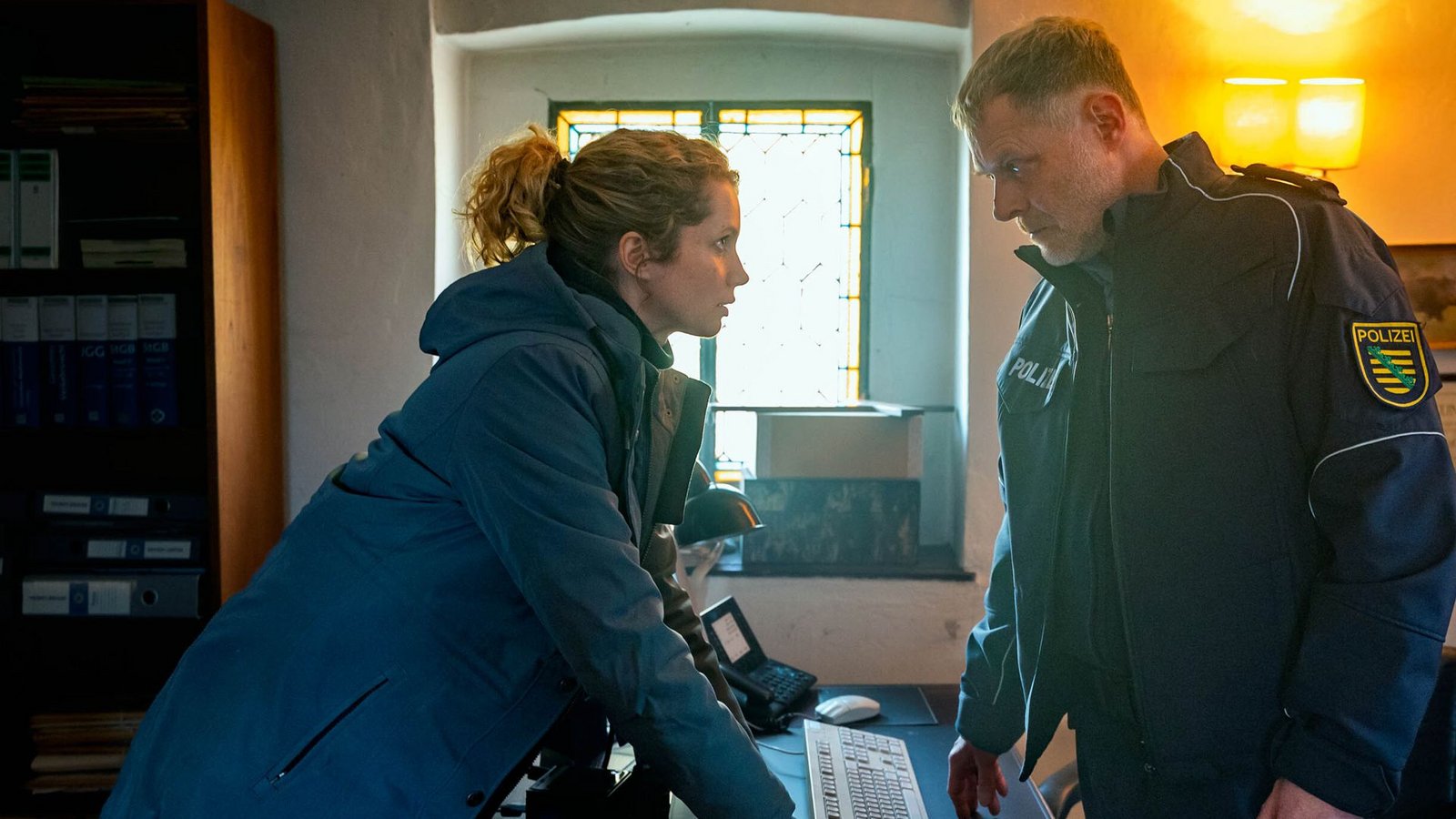 Leonie Winkler (Cornelia Gröschel) bemerkt Ungereimtheiten beim Dienstplan auf der Wache Lebtal und stellt Leiter Jens Riebold (Andreas Lust) zur Rede.Foto: MDR/MadeFor/Steffen Junghans/Steffen Junghans