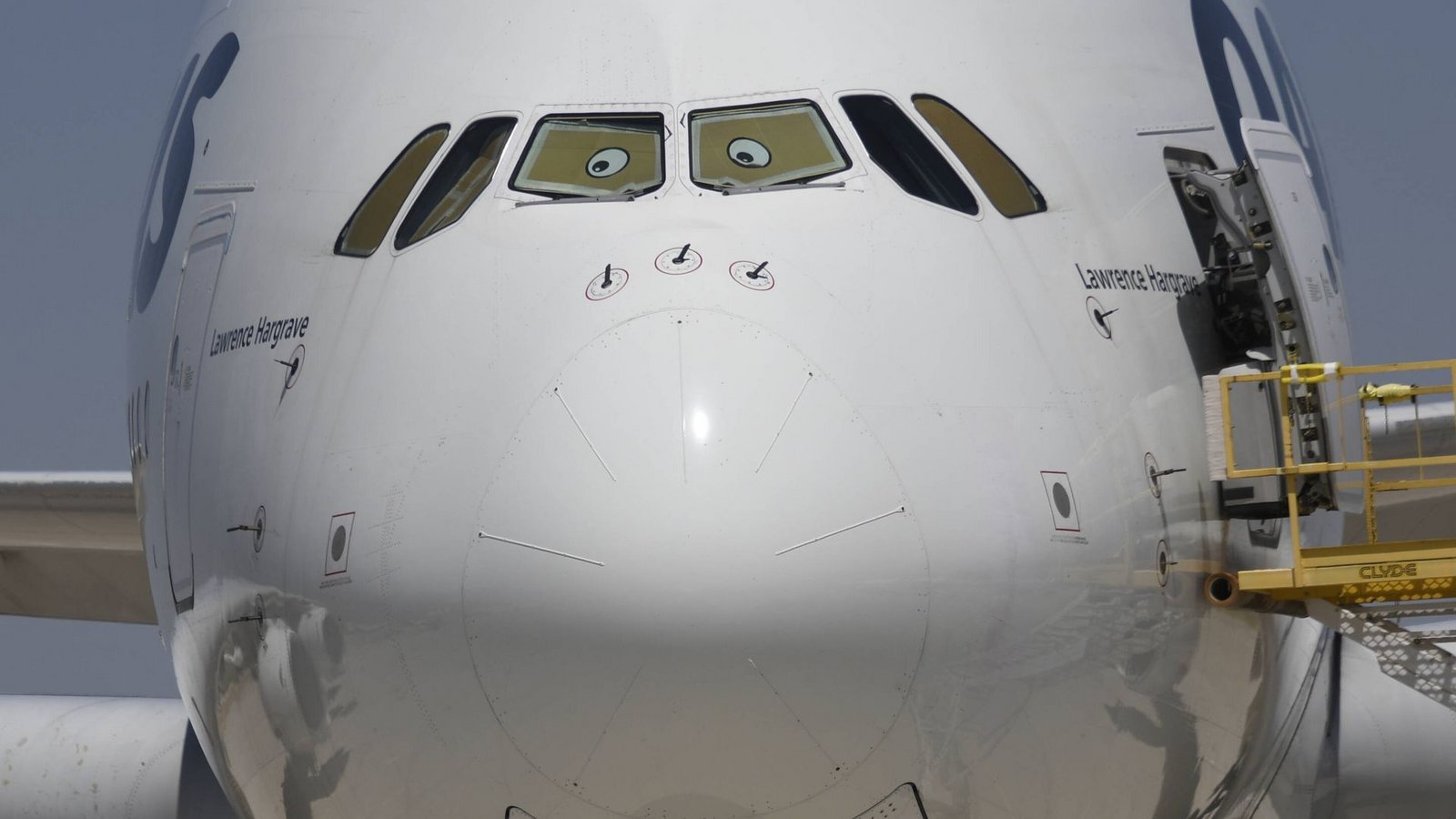 Der Airbus A380 ist das größte Passagierflugzeug der Welt und bietet je nach Konfiguration Platz für 450 bis über 600 Passagiere auf zwei durchgängigen Decks. An Bord des am Montag (2. März) von Abu Dhabi nach München gestarteten A380 der Lufthansa waren aber lediglich die beiden Piloten.Foto: imago/ZUMA Wire Der Airbus A380 ist das größte Passagierflugzeug der Welt und bietet je nach Konfiguration Platz für 450 bis über 600 Passagiere auf zwei durchgängigen Decks. An Bord des am Montag (2. März) von Abu Dhabi nach München gestarteten A380 der Lufthansa waren aber lediglich die beiden Piloten.Foto: imago/ZUMA Wire