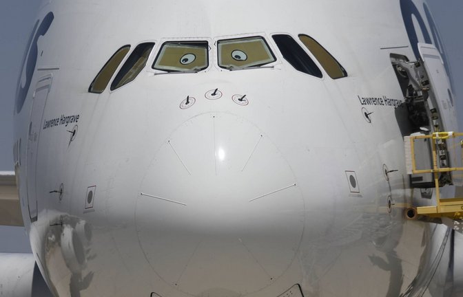 Der Airbus A380 ist das größte Passagierflugzeug der Welt und bietet je nach Konfiguration Platz für 450 bis über 600 Passagiere auf zwei durchgängigen Decks. An Bord des am Montag (2. März) von Abu Dhabi nach München gestarteten A380 der Lufthansa  waren aber lediglich die beiden Piloten.<span class='image-autor'>Foto: imago/ZUMA Wire</span>