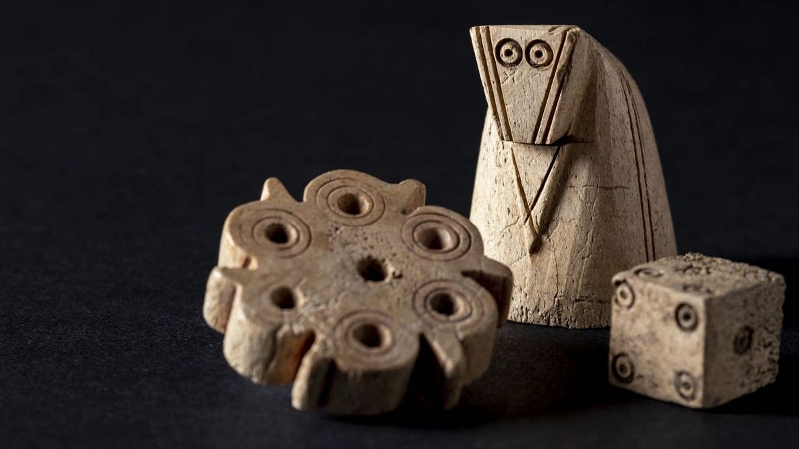Schachfigur, Spielstein und Würfel aus dem 11./12. Jahrhundert: Funde einer archäologischen Grabung am Burgstein im Landkreis Reutlingen.Foto: Victor Brigola/Universität Tübingen Schachfigur, Spielstein und Würfel aus dem 11./12. Jahrhundert: Funde einer archäologischen Grabung am Burgstein im Landkreis Reutlingen.Foto: Victor Brigola/Universität Tübingen