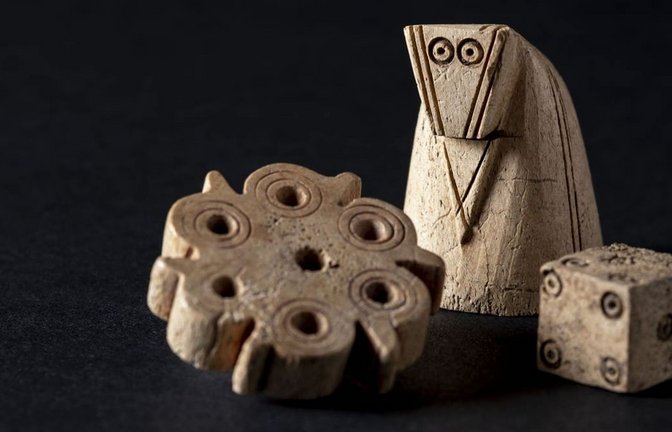 Schachfigur, Spielstein und Würfel aus dem  11./12. Jahrhundert: Funde einer archäologischen Grabung am Burgstein im Landkreis Reutlingen.<span class='image-autor'>Foto: Victor Brigola/Universität Tübingen</span>