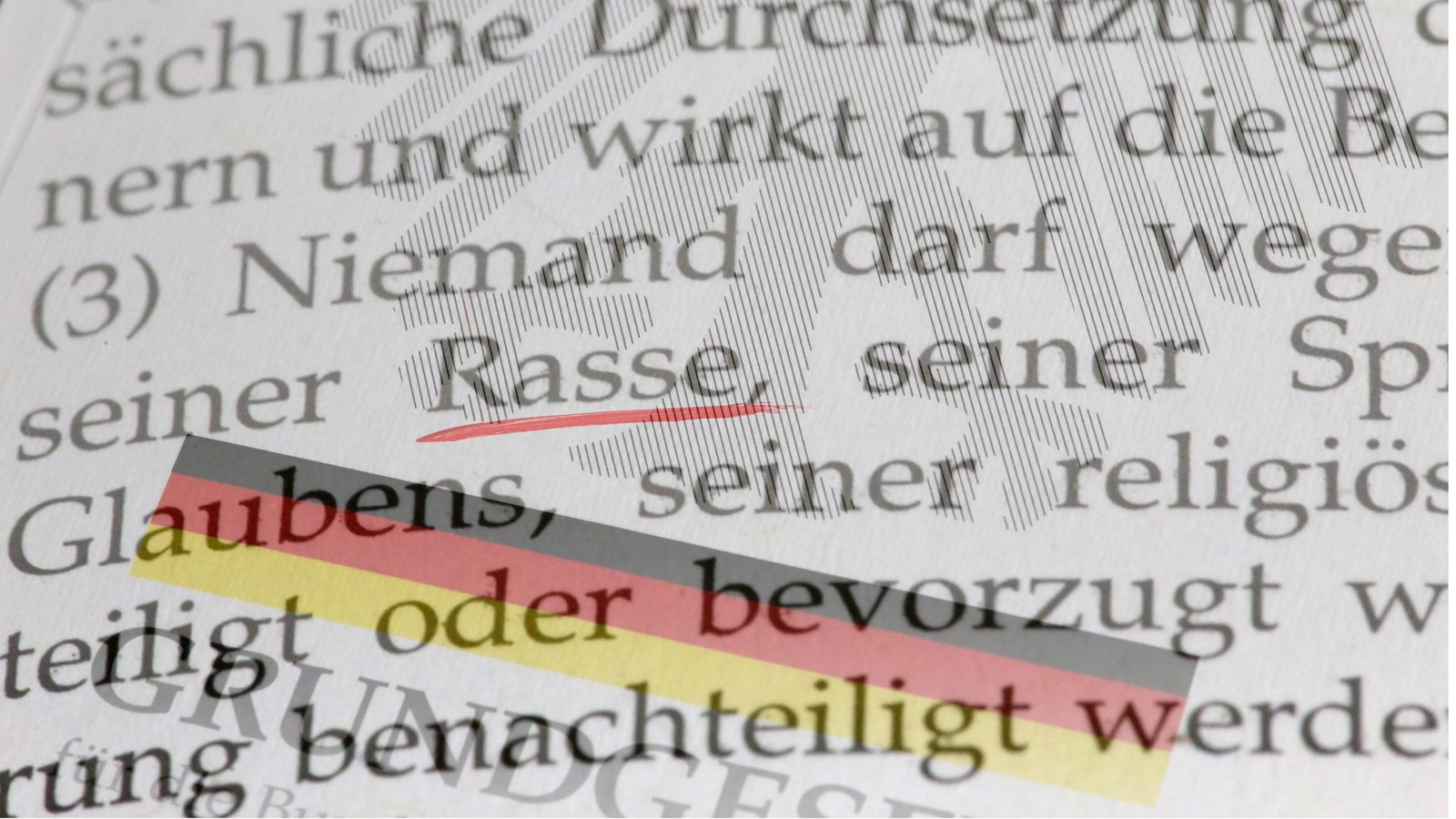 Artikel 3 des Grundgesetzes: „Niemand darf wegen seines Geschlechtes, seiner Abstammung, seiner Rasse, seiner Sprache, seiner Heimat und Herkunft, seines Glaubens, seiner religiösen oder politischen Anschauungen benachteiligt oder bevorzugt werden.“Foto: Imago/Hermann Agenturfotografie