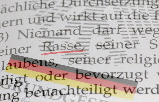 Artikel 3 des Grundgesetzes: „Niemand darf wegen seines Geschlechtes, seiner Abstammung, seiner Rasse, seiner Sprache, seiner Heimat und Herkunft, seines Glaubens, seiner religiösen oder politischen Anschauungen benachteiligt oder bevorzugt werden.“<span class='image-autor'>Foto: Imago/Hermann Agenturfotografie</span>