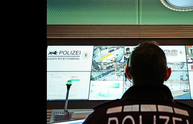 Ein Beamter steht im Führungs- und Lagezentrum des Polizeipräsidiums Mannheim vor einer Wand mit Bildschirmen. (Symbolfoto)<span class='image-autor'>Foto: Uwe Anspach/dpa/Uwe Anspach</span>