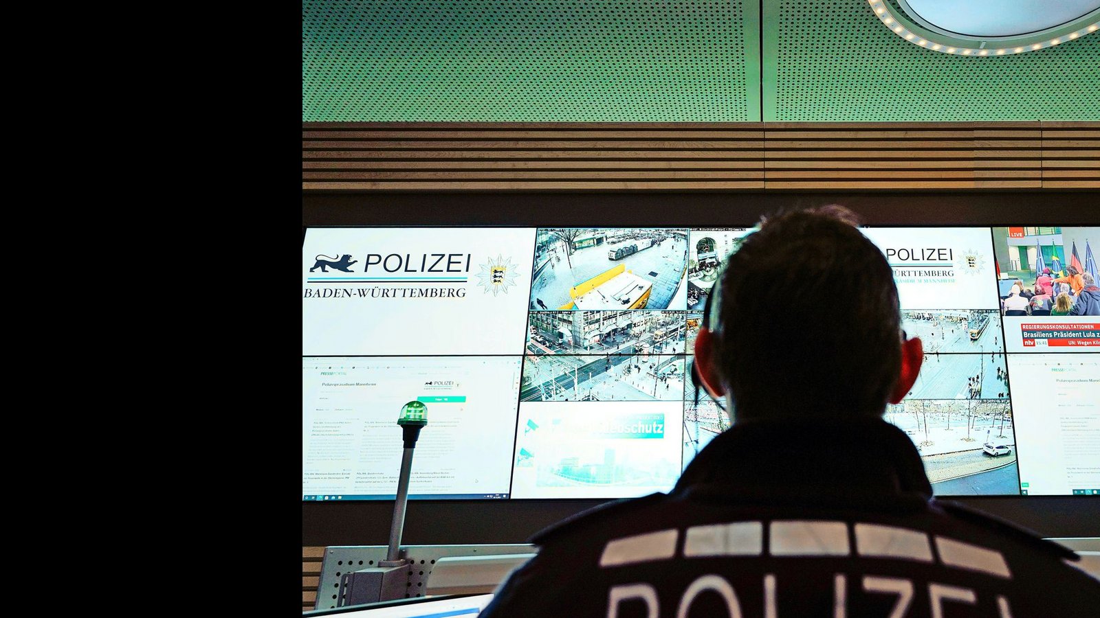 Ein Beamter steht im Führungs- und Lagezentrum des Polizeipräsidiums Mannheim vor einer Wand mit Bildschirmen. (Symbolfoto)Foto: Uwe Anspach/dpa/Uwe Anspach