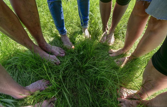 In den Füßen befinden sich mehr Sinneszellen als in unserem Gesicht. Sie sorgen für Gleichgewicht und Beweglichkeit. Trotzdem zwängen wir sie oft in zu enge Schuhe, wie wäre es also mal mit Barfußlaufen?<span class='image-autor'>Foto: Simon Granville</span>