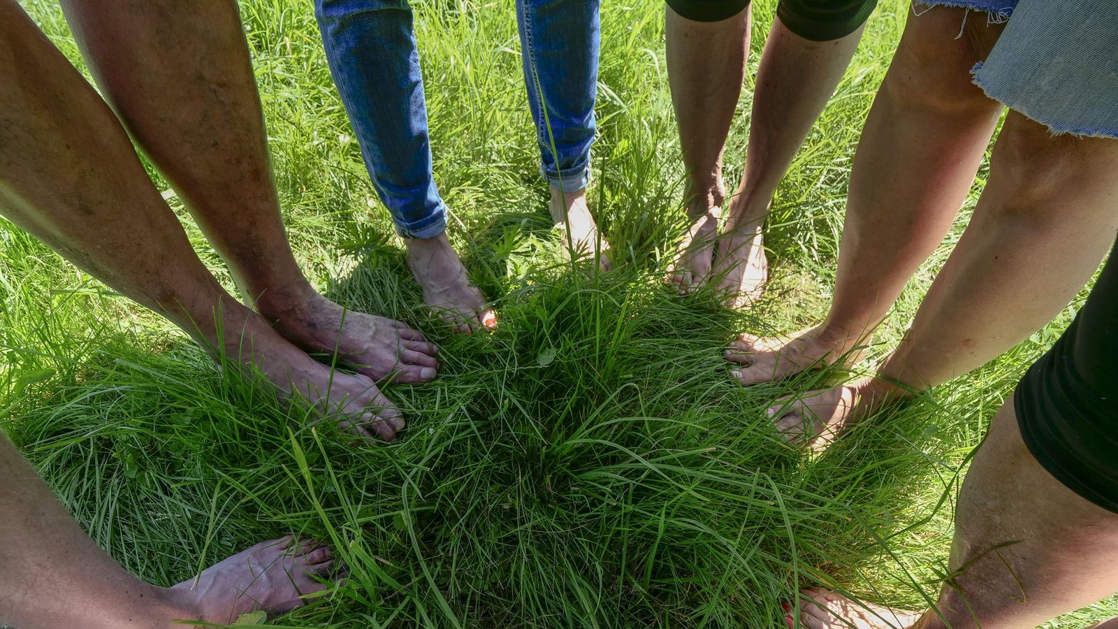 In den Füßen befinden sich mehr Sinneszellen als in unserem Gesicht. Sie sorgen für Gleichgewicht und Beweglichkeit. Trotzdem zwängen wir sie oft in zu enge Schuhe, wie wäre es also mal mit Barfußlaufen?Foto: Simon Granville In den Füßen befinden sich mehr Sinneszellen als in unserem Gesicht. Sie sorgen für Gleichgewicht und Beweglichkeit. Trotzdem zwängen wir sie oft in zu enge Schuhe, wie wäre es also mal mit Barfußlaufen?Foto: Simon Granville