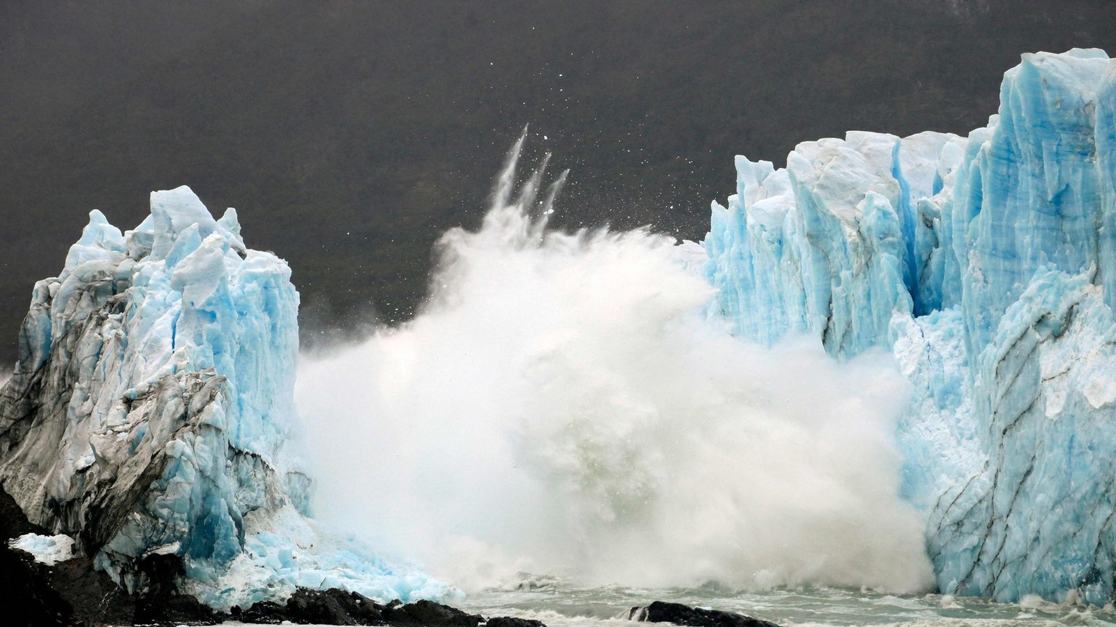 Auch das eine Folge des Klimawandels: Im Los Glaciares National Park in Argentinien bricht ein Stück des Perito Moreno Gletschers ab.Foto: AFP/WALTER DIAZ