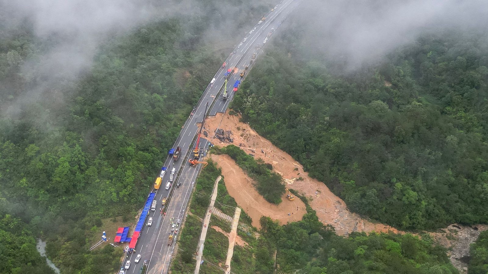 In der chinesischen Provinz Guangdong ist die Fahrbahn einer Autobahn eingestürzt.Foto: AFP/CNS