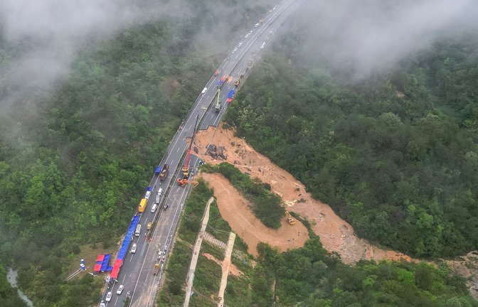 In der chinesischen Provinz Guangdong ist die Fahrbahn einer Autobahn eingestürzt.<span class='image-autor'>Foto: AFP/CNS</span>