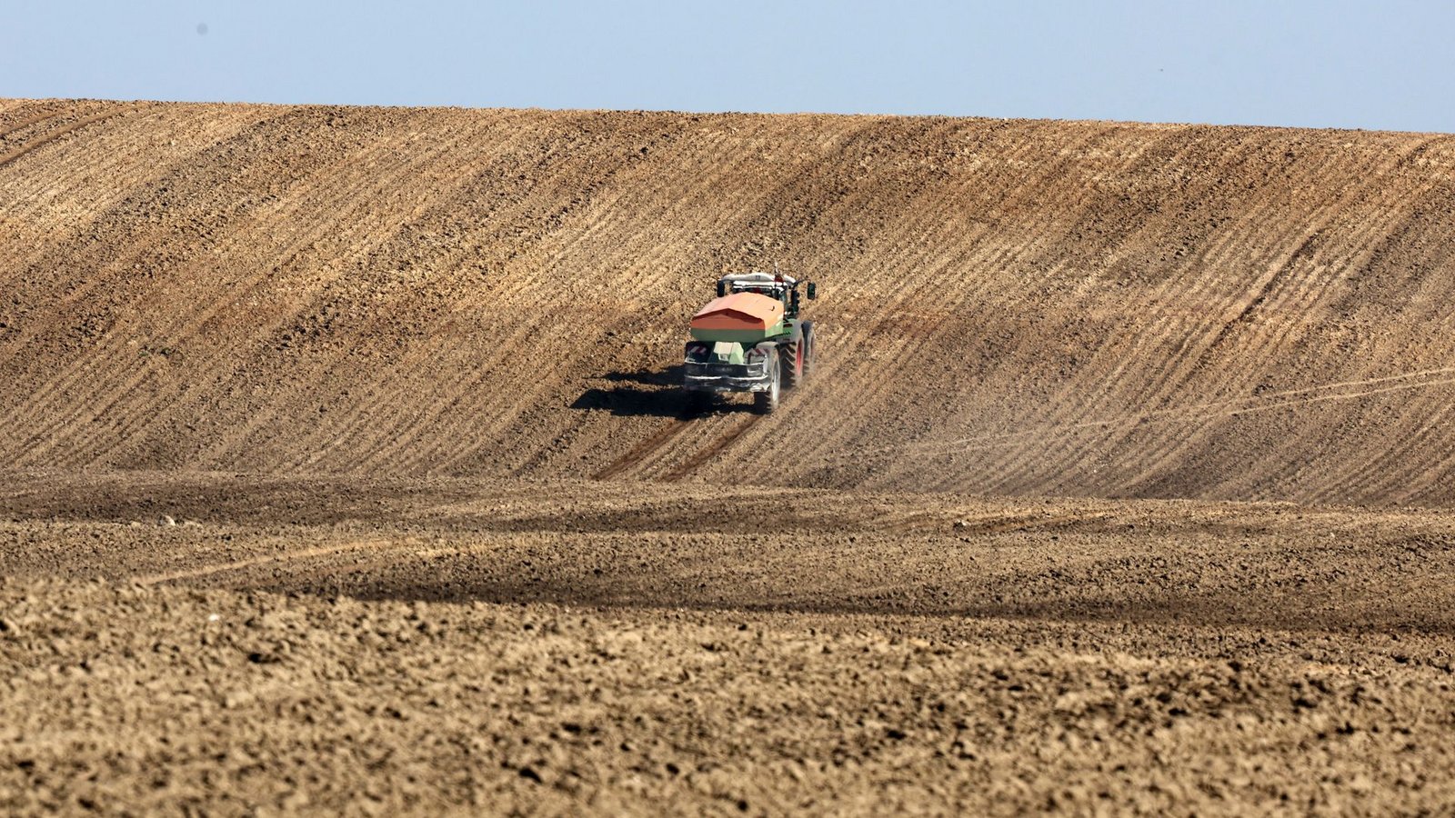 Steigende Düngermittelpreise bedrohen laut Weltbank die sichere Lebensmittelversorgung von Millionen von Menschen. (Archivbild)Foto: Bernd Wüstneck/dpa