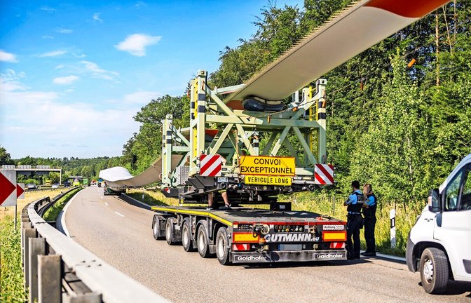 Ein Schwertransporter, der einen gewaltigen Windradflügel geladen hatte, ist am Freitag auf der Überleitung zwischen A8 und A81 auf Böblinger Gemarkung stecken geblieben.<span class='image-autor'>Foto: SDMG</span>