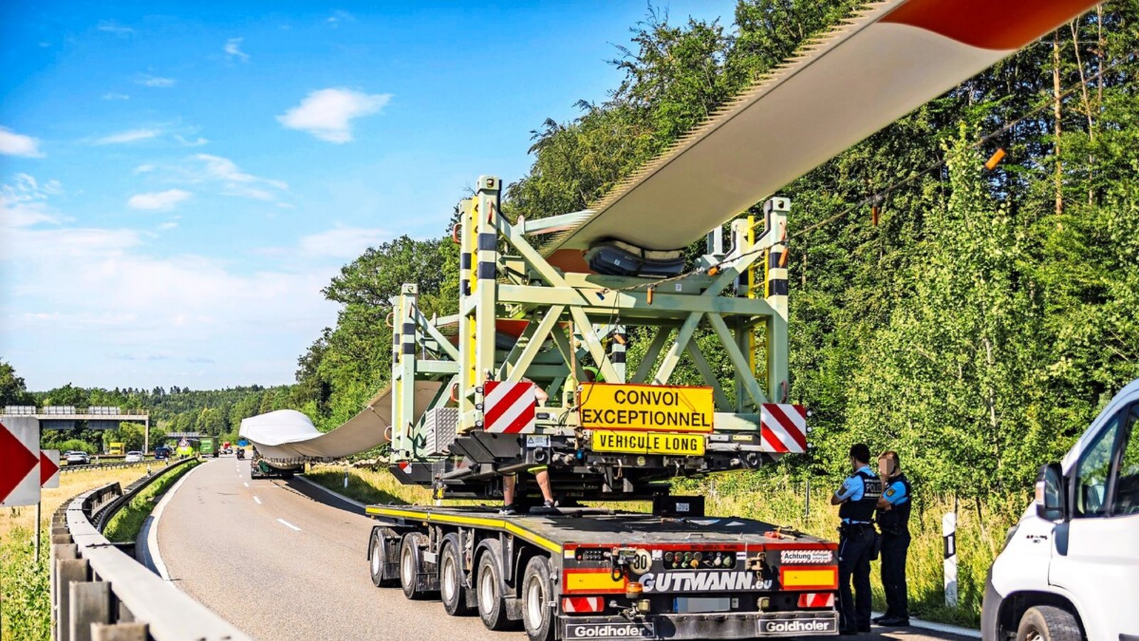 Ein Schwertransporter, der einen gewaltigen Windradflügel geladen hatte, ist am Freitag auf der Überleitung zwischen A8 und A81 auf Böblinger Gemarkung stecken geblieben.Foto: SDMG