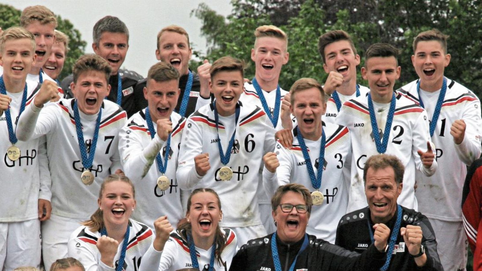 Deutscher Doppelsieg bei der U-18-Europameisterschaft im Feldfaustball: Gestern gewannen Jungen und Mädchen ihre Endspiele. Foto: Spille Deutscher Doppelsieg bei der U-18-Europameisterschaft im Feldfaustball: Gestern gewannen Jungen und Mädchen ihre Endspiele. Foto: Spille