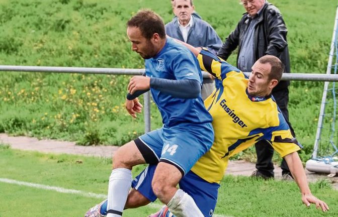 Gündelbachs Oskar Seiler (rechts) hat es im Spiel gegen Aurich mit Ivo Schwarz zu tun gehabt. Am Sonntag gastiert der TSV Häfnerhaslach beim FCG. Foto: Simecek