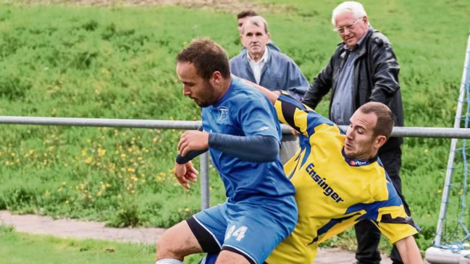 Gündelbachs Oskar Seiler (rechts) hat es im Spiel gegen Aurich mit Ivo Schwarz zu tun gehabt. Am Sonntag gastiert der TSV Häfnerhaslach beim FCG. Foto: Simecek