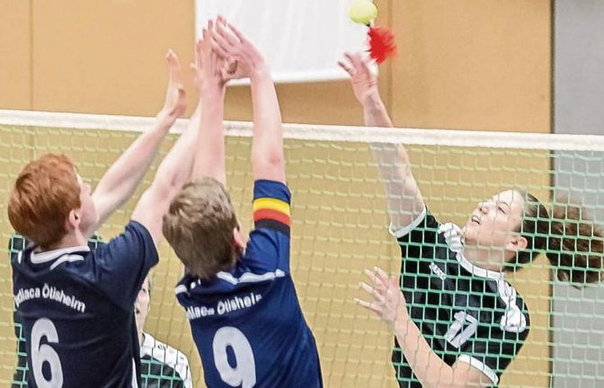 Iris Barbunopulos (rechts) steht in der Mixedmannschaft des TSV Enzweihingen ihren Mann im Angriff – auch beim Jugend-Weltcup in Estland. Foto: Simecek