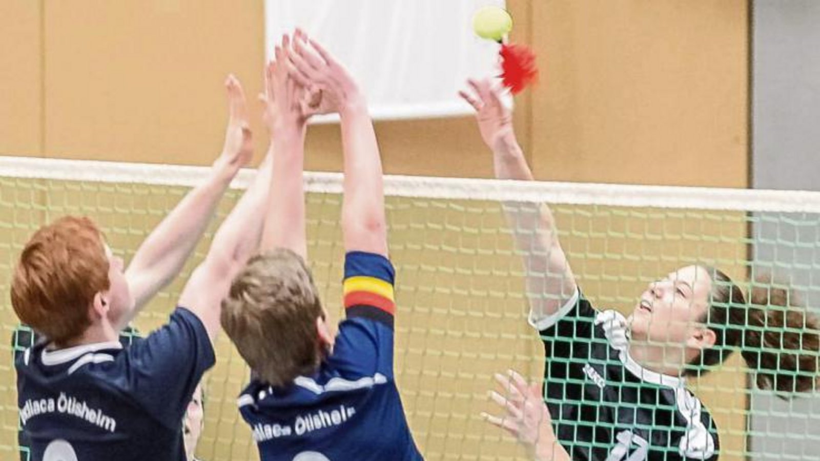 Iris Barbunopulos (rechts) steht in der Mixedmannschaft des TSV Enzweihingen ihren Mann im Angriff – auch beim Jugend-Weltcup in Estland. Foto: Simecek