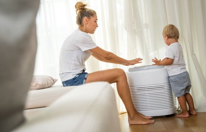 Mutter und Sohn vor einer mobilen Klimaanlage. (Symbolbild)<span class='image-autor'>Christin Klose/dpa-mag/dpa</span>