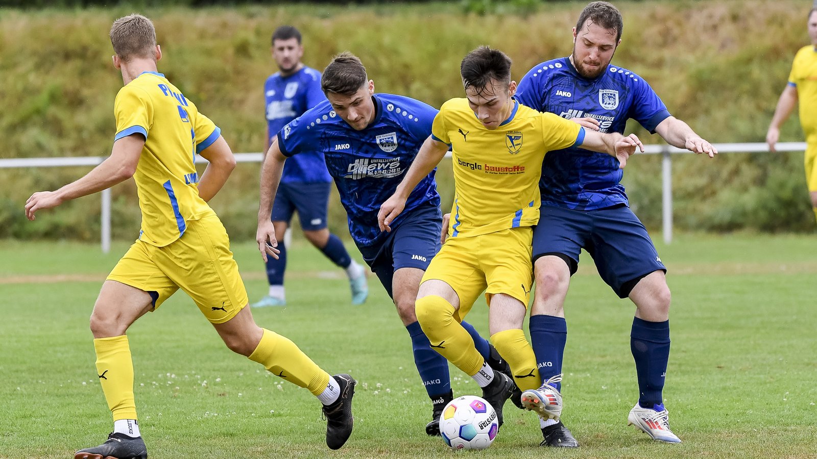 Riccardo Solombrino (rechts) und Nico Wäbisch versuchen, Lomersheims Vladislav Kuschner den Ball abzunehmen. Am Ende steht ein 2:1-Sieg des VfB Vaihingen. Fotos: Leitner, Küppers Riccardo Solombrino (rechts) und Nico Wäbisch versuchen, Lomersheims Vladislav Kuschner den Ball abzunehmen. Am Ende steht ein 2:1-Sieg des VfB Vaihingen. Fotos: Leitner, Küppers