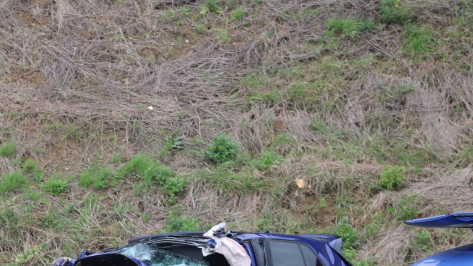 Das Fluchtfahrzeug der Automatensprenger nach dem Unfall. Rechts der Transporter, wo der Beifahrer starb. Foto: 7aktuell Das Fluchtfahrzeug der Automatensprenger nach dem Unfall. Rechts der Transporter, wo der Beifahrer starb. Foto: 7aktuell
