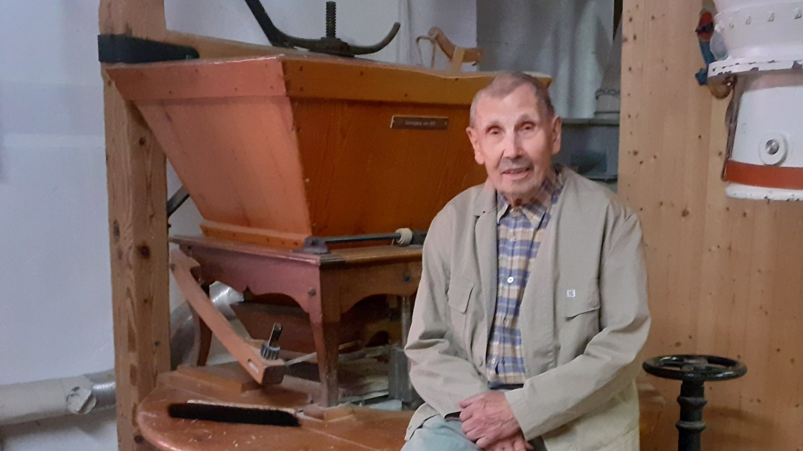 Auch mit 100 Jahren überwacht Gerhard Fessler noch die Mahlgänge in der gleichnamigen Mühle an der Metter in Sersheim. Foto: Glemser Auch mit 100 Jahren überwacht Gerhard Fessler noch die Mahlgänge in der gleichnamigen Mühle an der Metter in Sersheim. Foto: Glemser
