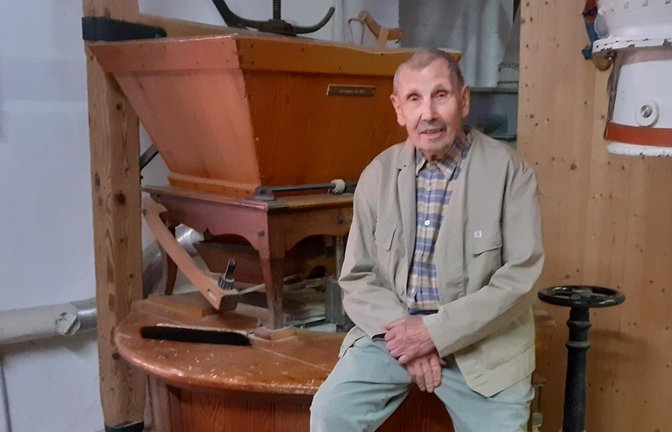 Auch mit 100 Jahren überwacht Gerhard Fessler noch die Mahlgänge in der gleichnamigen Mühle an der Metter in Sersheim. <span class='image-autor'>Foto: Glemser</span>