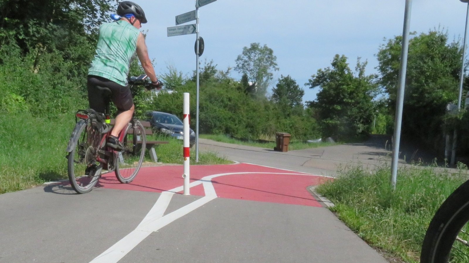 Im Süden wird der WEG-Radweg, der derzeit an der Kehlstraße in Vaihingen endet, bis zum Entzalradweg am Enzweihinger Kornberg verlängert. Im Süden wird der WEG-Radweg, der derzeit an der Kehlstraße in Vaihingen endet, bis zum Entzalradweg am Enzweihinger Kornberg verlängert.